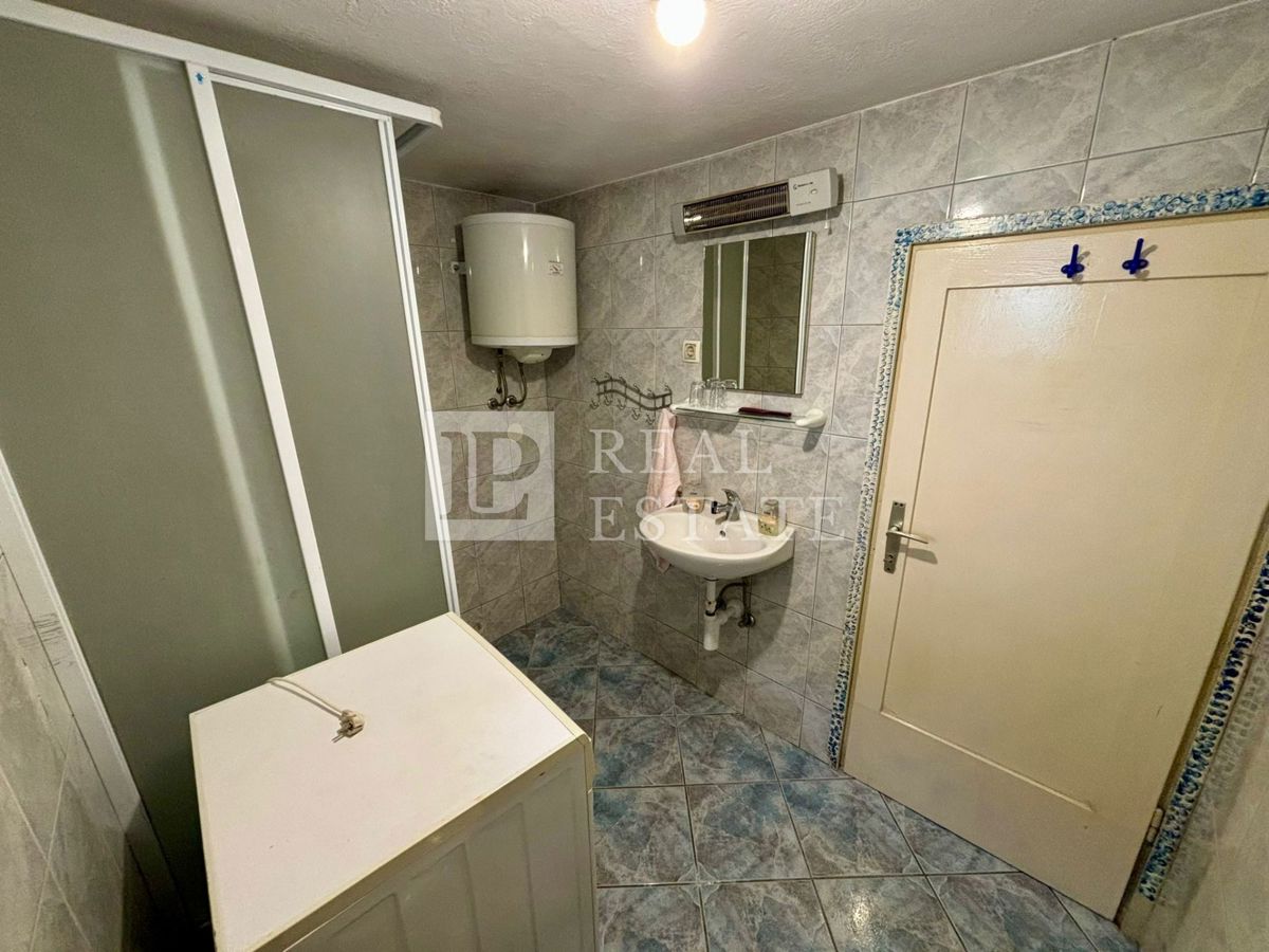 NOVI VINODOLSKI - kamnita hiša s prostorno teraso v bližini morja in centra