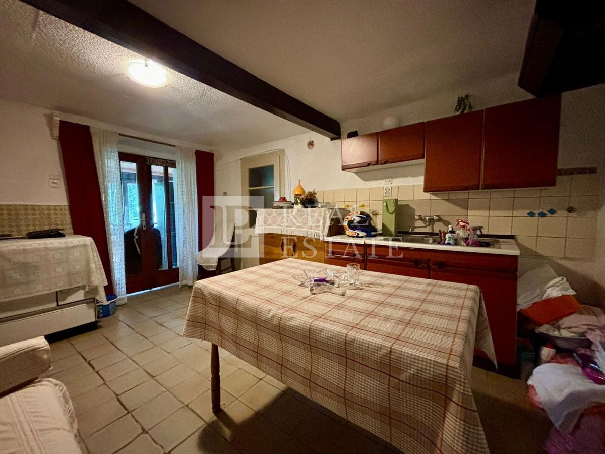 NOVI VINODOLSKI - kamnita hiša s prostorno teraso v bližini morja in centra