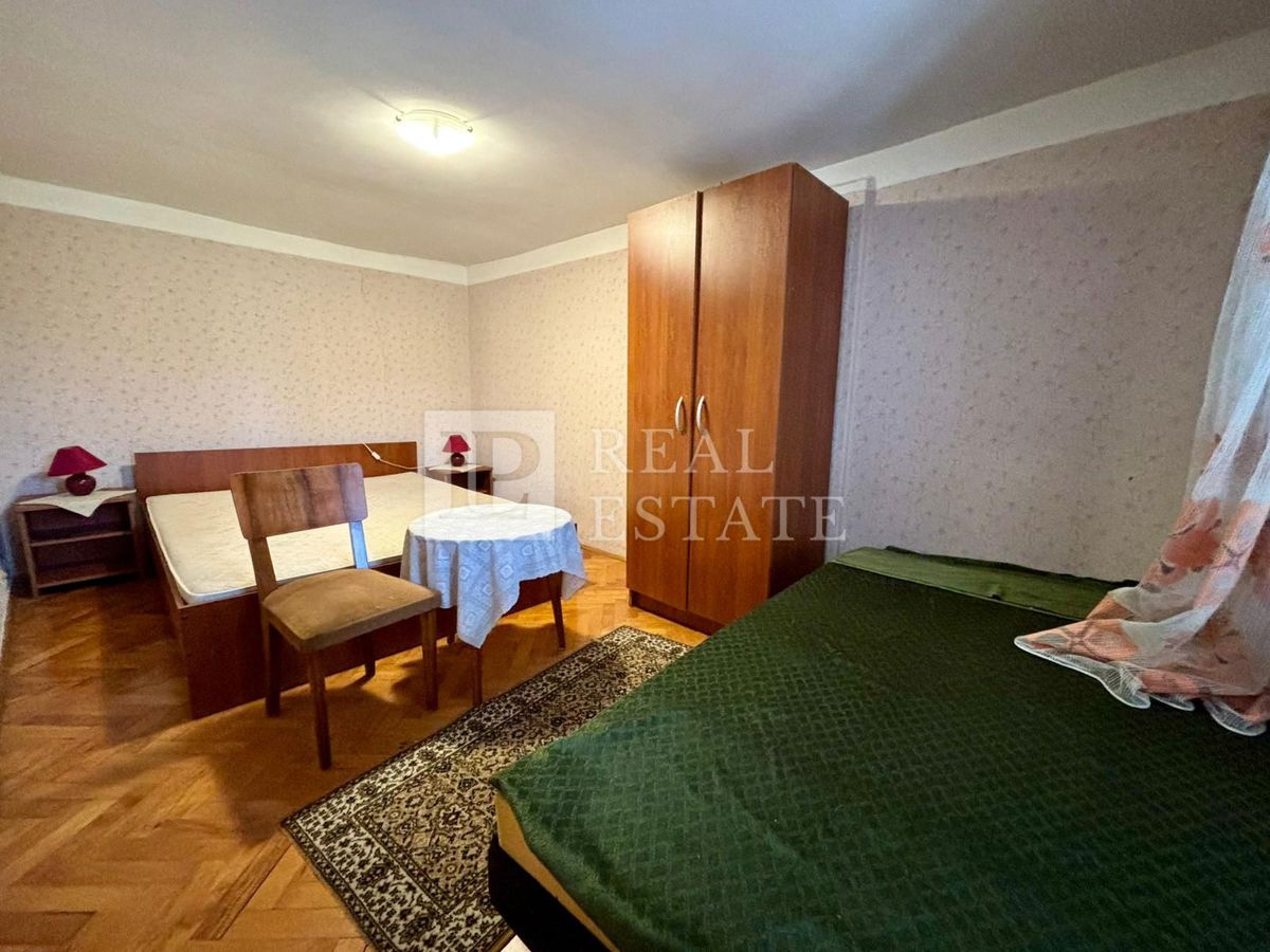 NOVI VINODOLSKI - kamnita hiša s prostorno teraso v bližini morja in centra