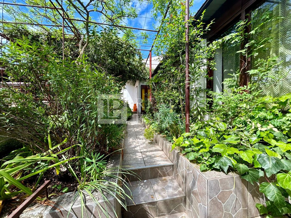 NOVI VINODOLSKI - kamnita hiša s prostorno teraso v bližini morja in centra