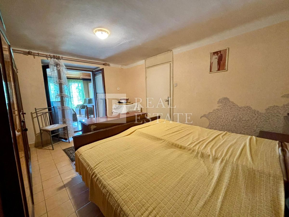 NOVI VINODOLSKI - kamnita hiša s prostorno teraso v bližini morja in centra