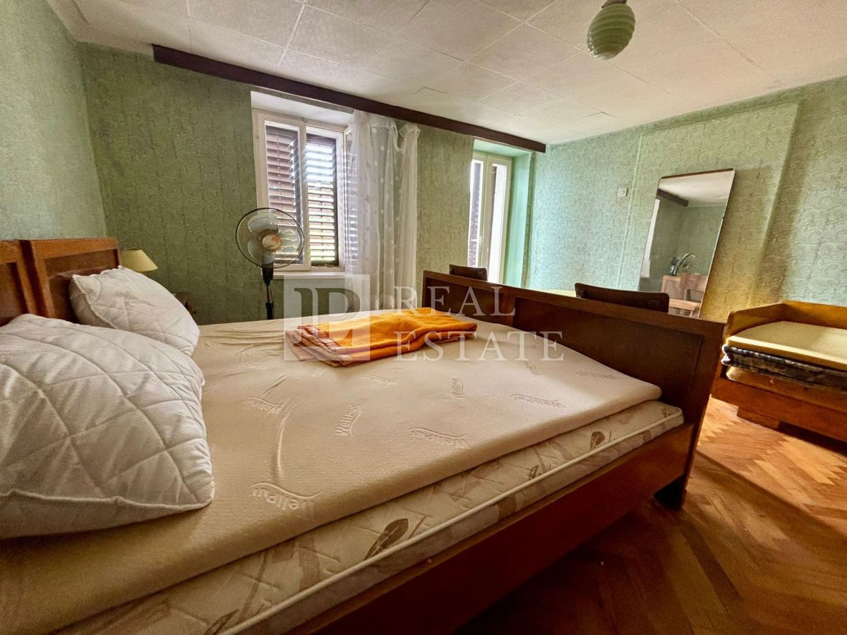 NOVI VINODOLSKI - kamnita hiša s prostorno teraso v bližini morja in centra