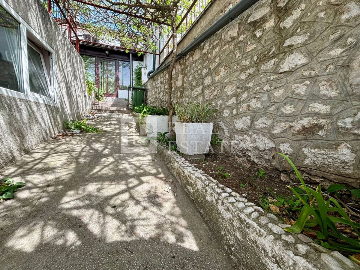 NOVI VINODOLSKI - kamnita hiša s prostorno teraso v bližini morja in centra