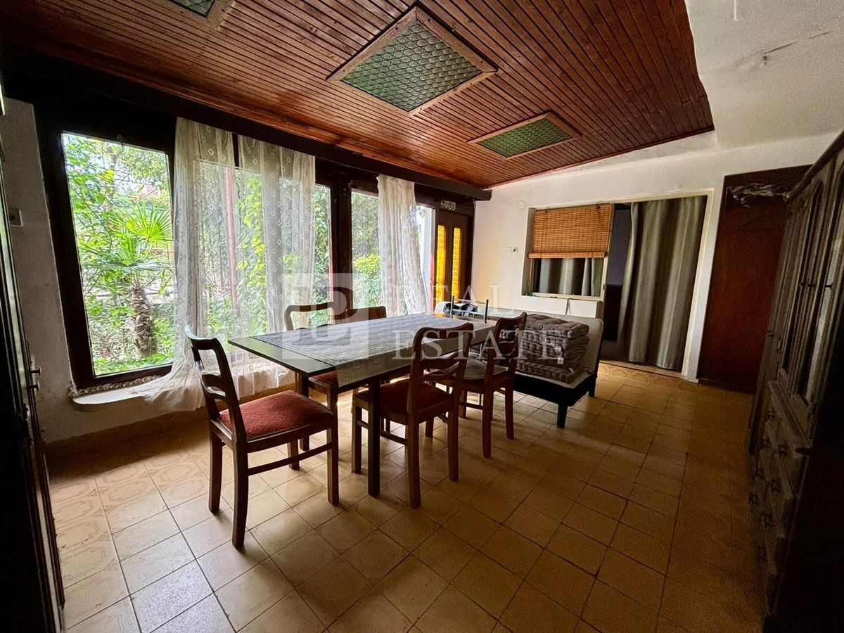 NOVI VINODOLSKI - kamnita hiša s prostorno teraso v bližini morja in centra