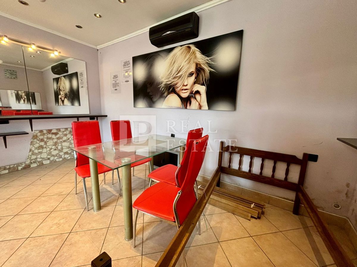 NOVI VINODOLSKI - kamnita hiša s prostorno teraso v bližini morja in centra