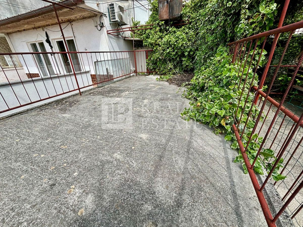 NOVI VINODOLSKI - kamnita hiša s prostorno teraso v bližini morja in centra