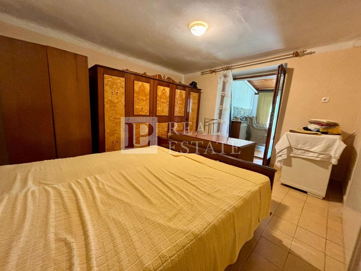 NOVI VINODOLSKI - kamnita hiša s prostorno teraso v bližini morja in centra