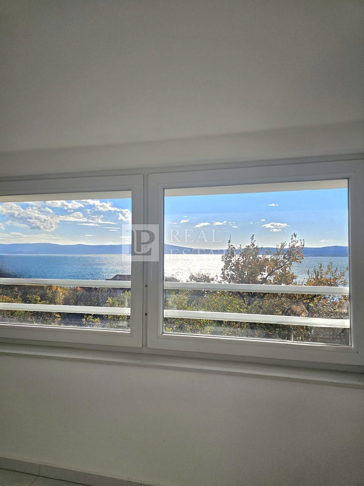 CRIKVENICA - dvoetažni apartma blizu morja