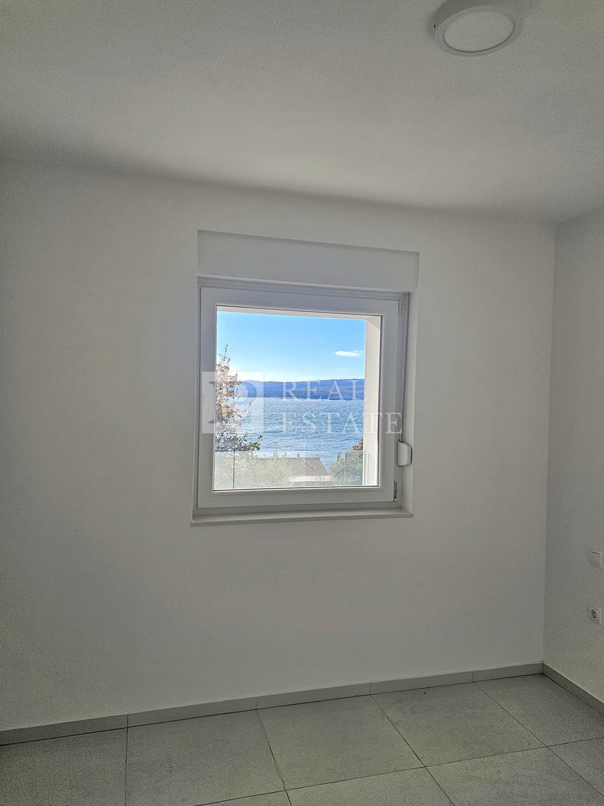 CRIKVENICA - dvoetažni apartma blizu morja