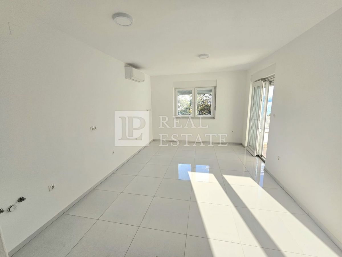 CRIKVENICA - dvoetažni apartma blizu morja