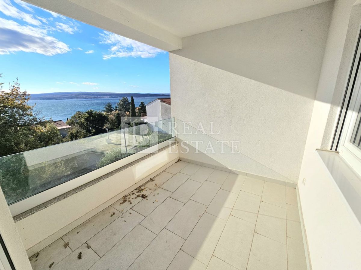 CRIKVENICA - dvoetažni apartma blizu morja