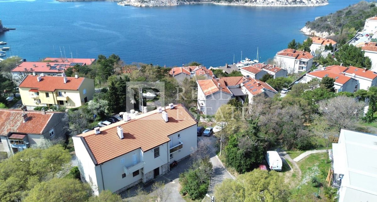 KRALJEVICA - stanovanje v pritličju 100 metrov od morja