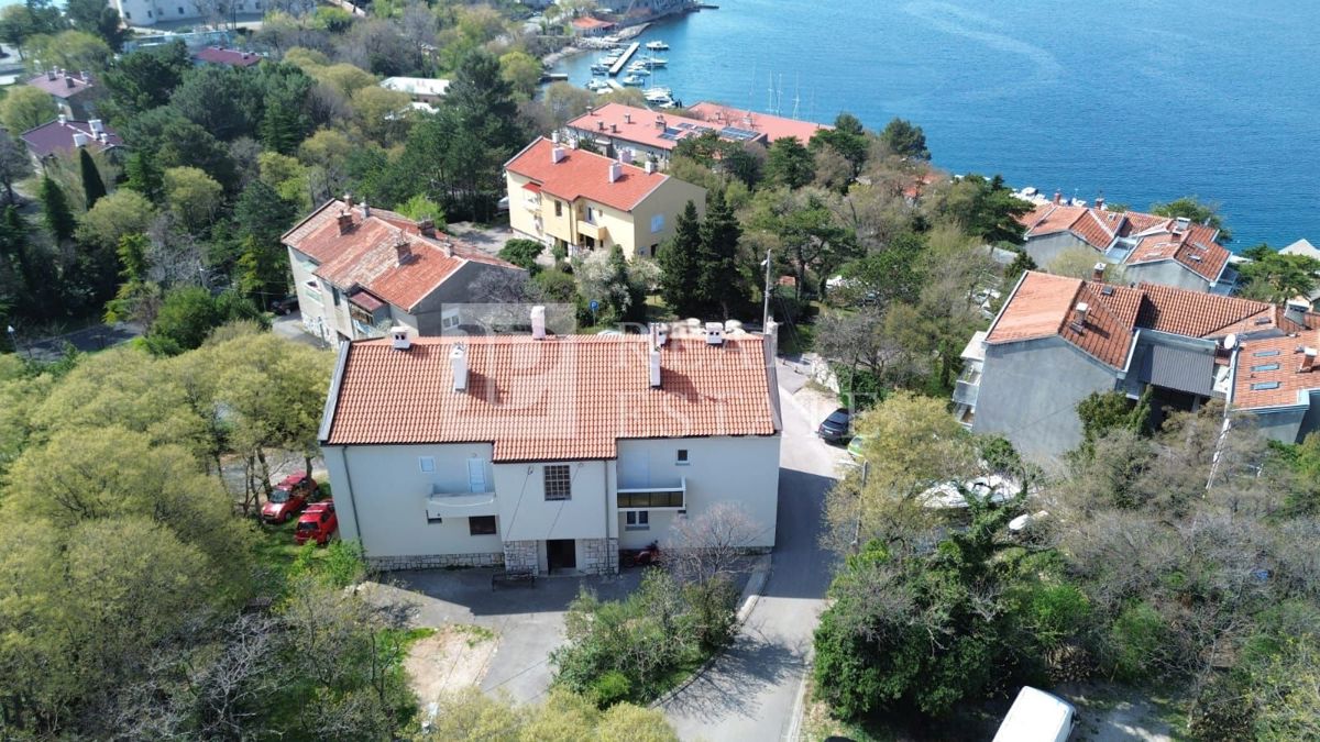 KRALJEVICA - stanovanje v pritličju 100 metrov od morja