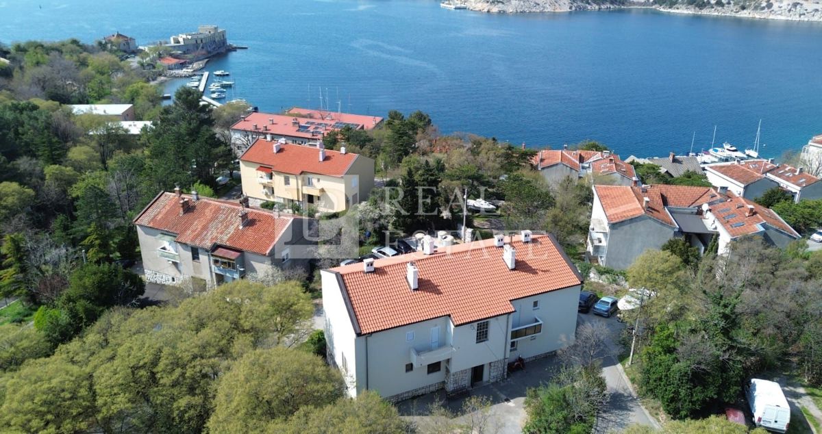 KRALJEVICA - stanovanje v pritličju 100 metrov od morja