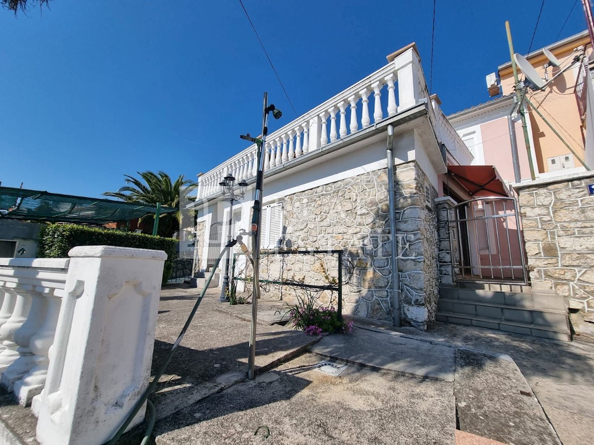 CRIKVENICA - hiša v centru s tremi apartmaji