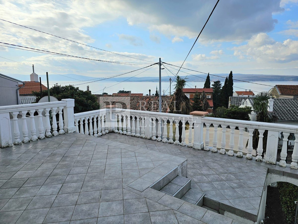 CRIKVENICA - hiša v centru s tremi apartmaji