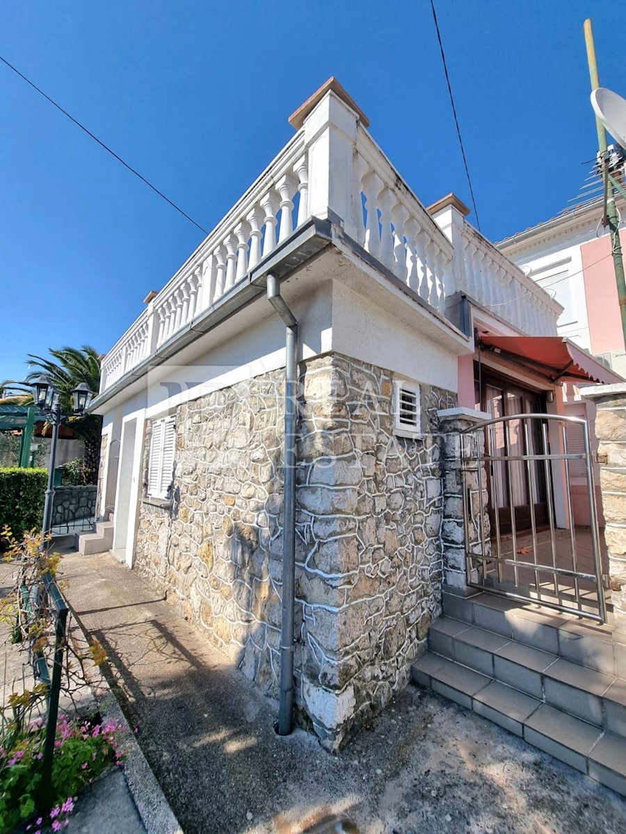 CRIKVENICA - hiša v centru s tremi apartmaji