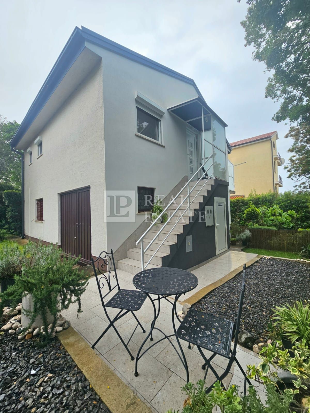 NOVI VINODOLSKI - dvosobno stanovanje z vrtom in parkiriščem 250 metrov od morja