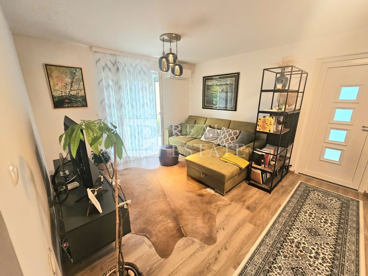 NOVI VINODOLSKI - dvosobno stanovanje z vrtom in parkiriščem 250 metrov od morja