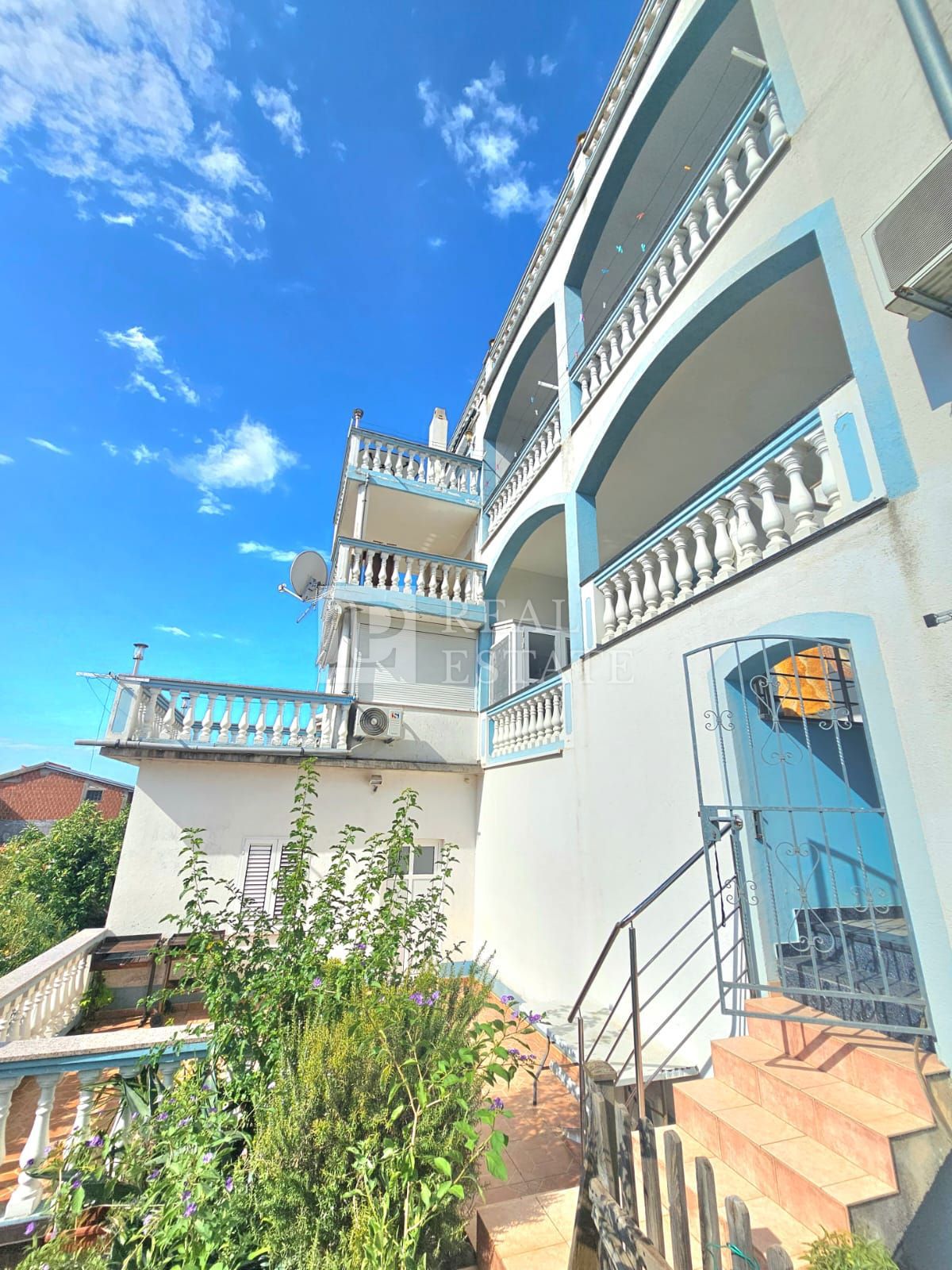 CRIKVENICA - stanovanjski objekt z 8 apartmaji