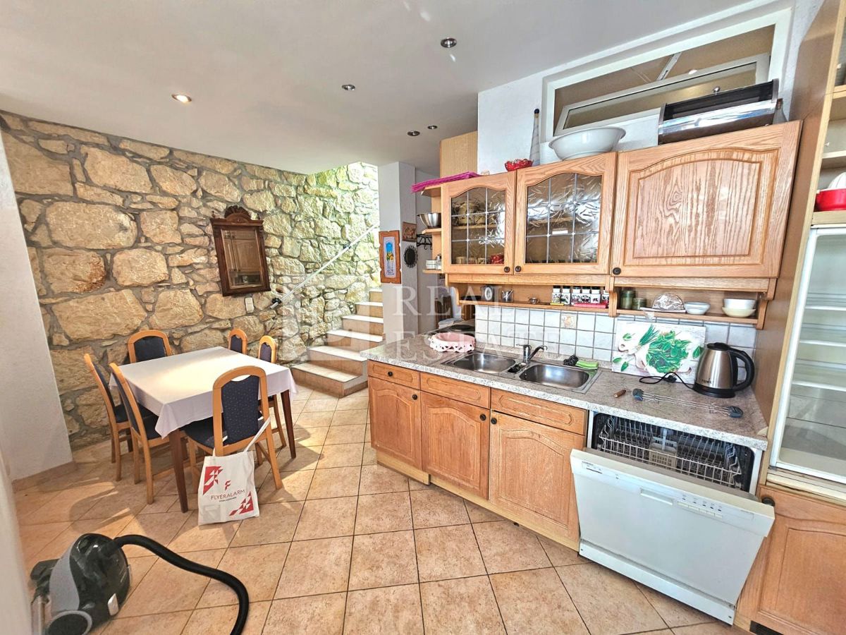 CRIKVENICA - stanovanjski objekt z 8 apartmaji