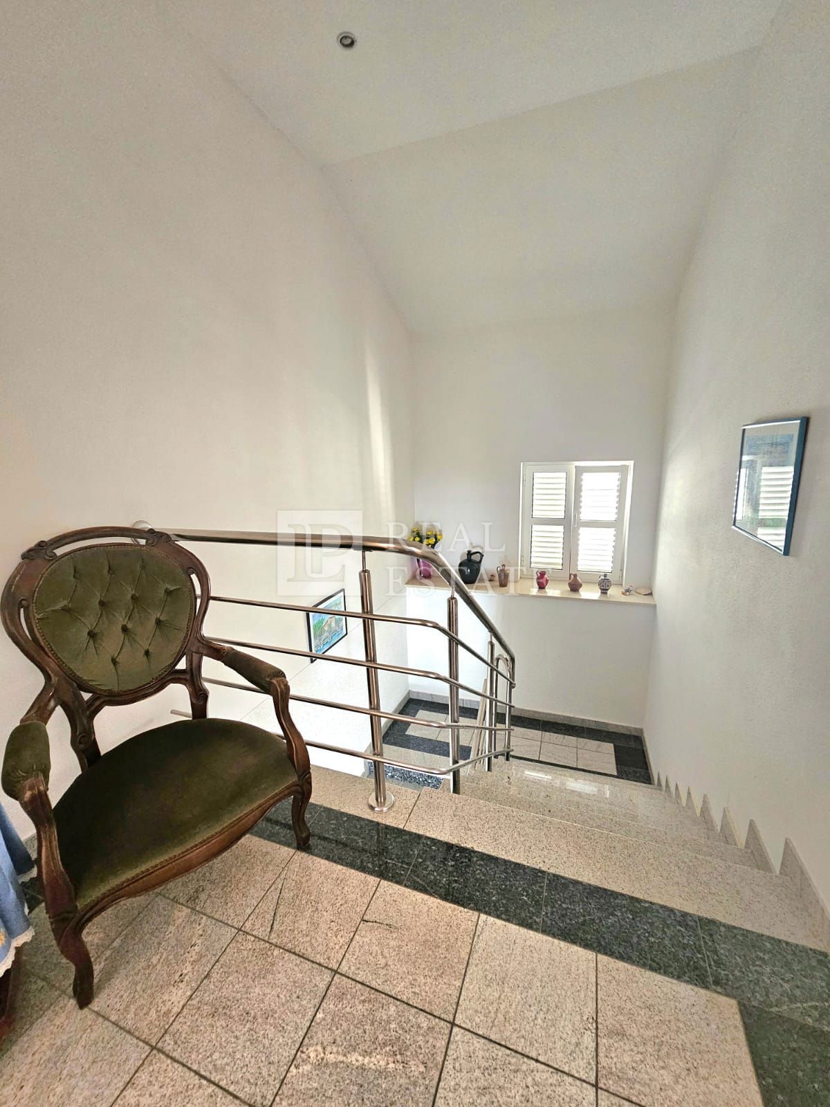 CRIKVENICA - stanovanjski objekt z 8 apartmaji
