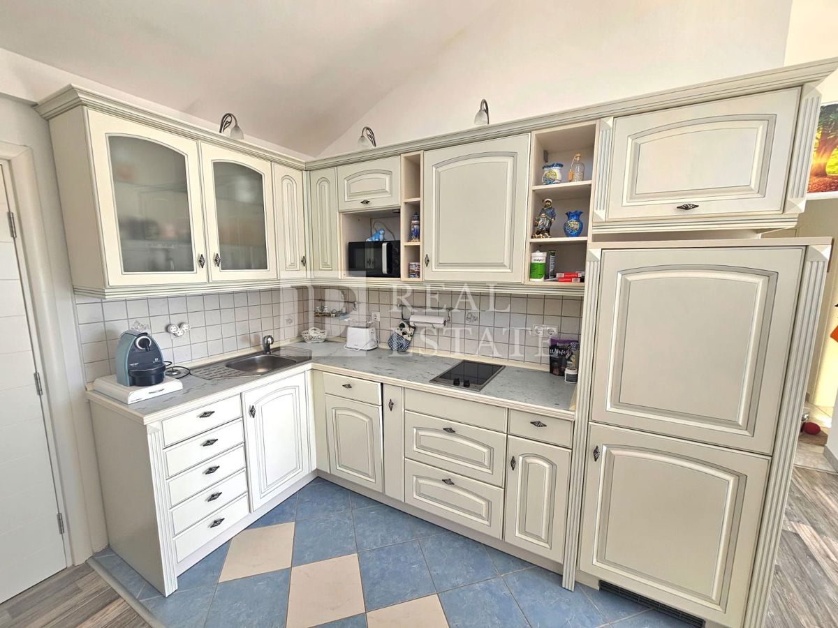 JADRANOVO – EKSKLUZIVNA PRODAJA – 2-sobno stanovanje, 200 metrov od morja