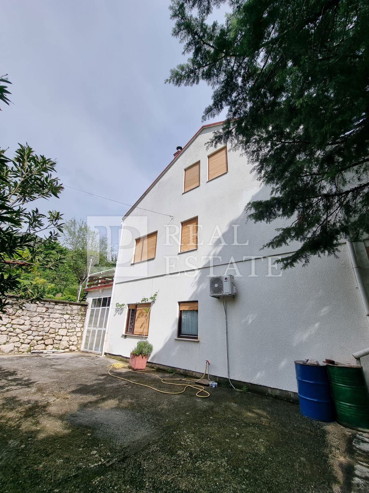 BRIBIR - samostojna hiša s štirimi apartmaji