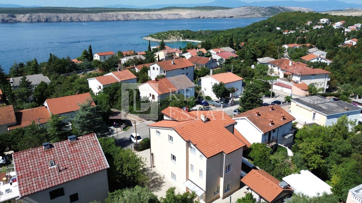 JADRANOVO - stanovanje z garažo, letno kuhinjo in konobo