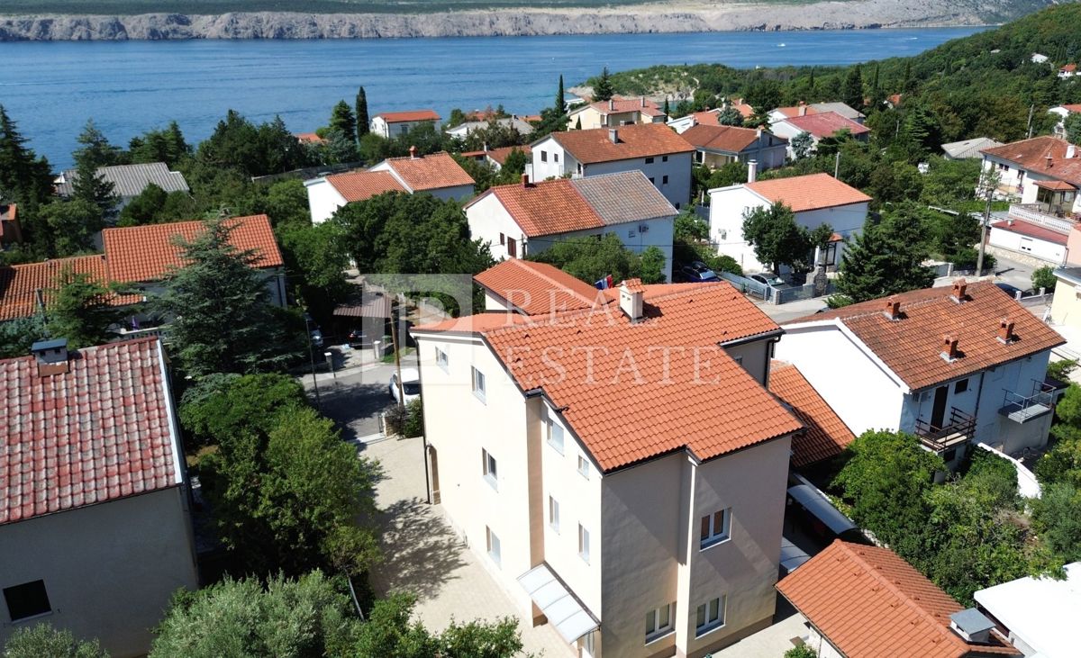 JADRANOVO - stanovanje z garažo, letno kuhinjo in konobo
