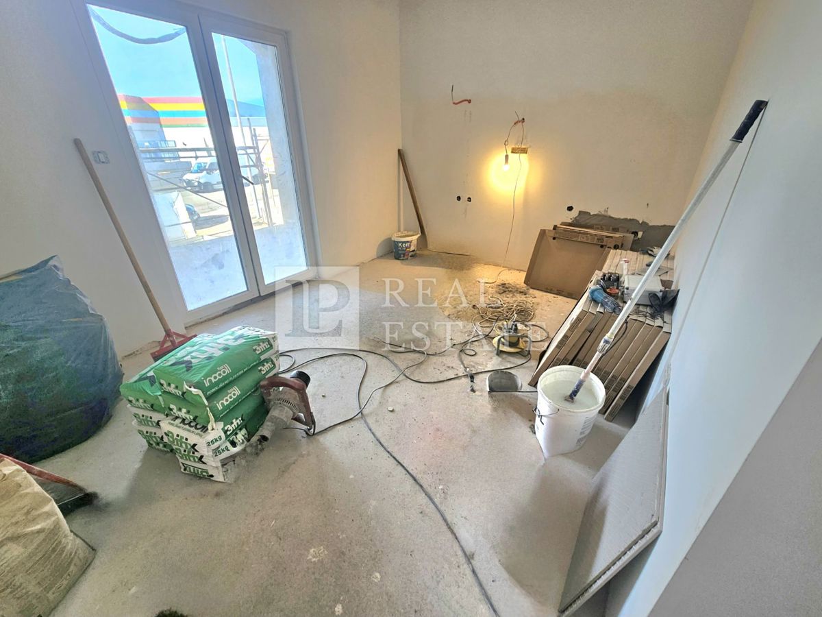 CRIKVENICA - Apartma z 1 spalnico in dnevno sobo z zasebnim parkirnim mestom