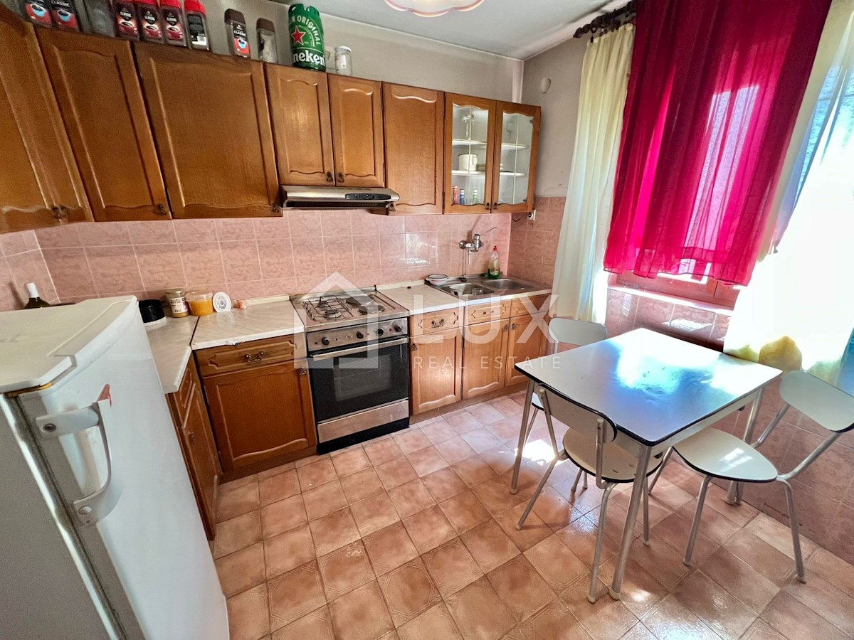 CRIKVENICA - hiša z dvema apartmajema in vrtom
