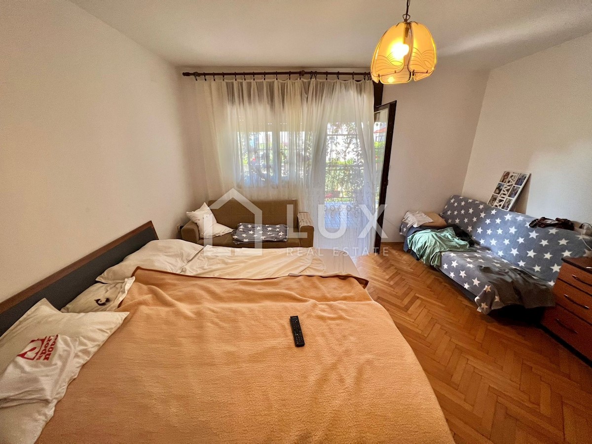 CRIKVENICA - hiša z dvema apartmajema in vrtom