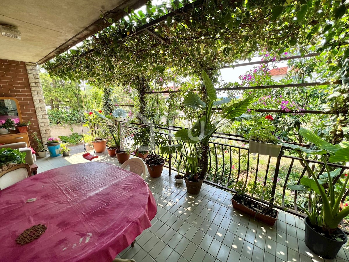 CRIKVENICA - hiša z dvema apartmajema in vrtom