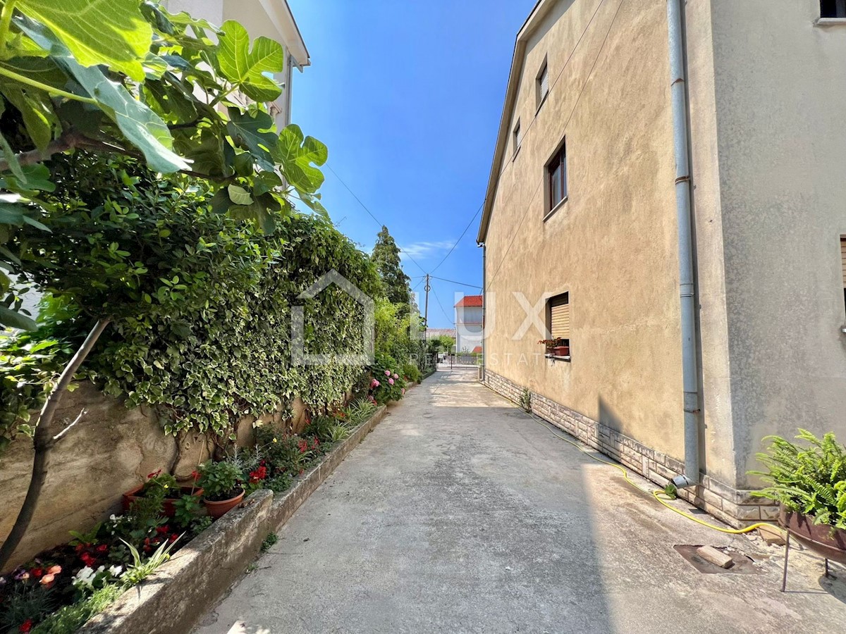 CRIKVENICA - hiša z dvema apartmajema in vrtom