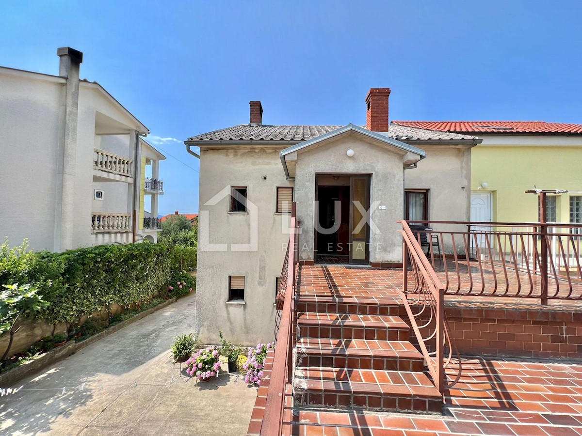 CRIKVENICA - hiša z dvema apartmajema in vrtom