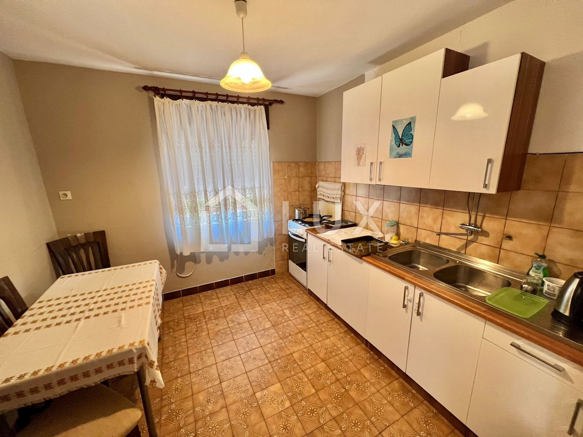 CRIKVENICA - hiša z dvema apartmajema in vrtom