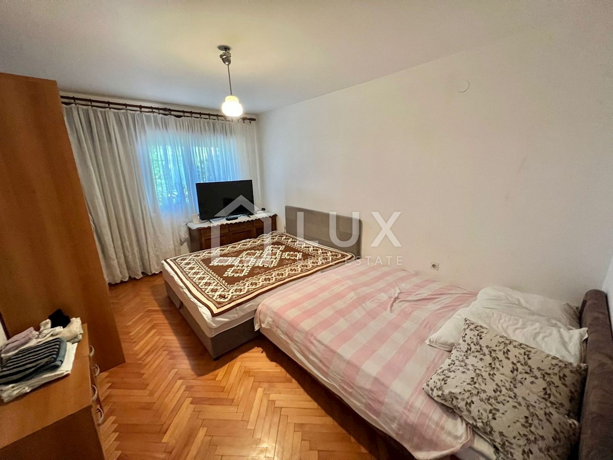 CRIKVENICA - hiša z dvema apartmajema in vrtom