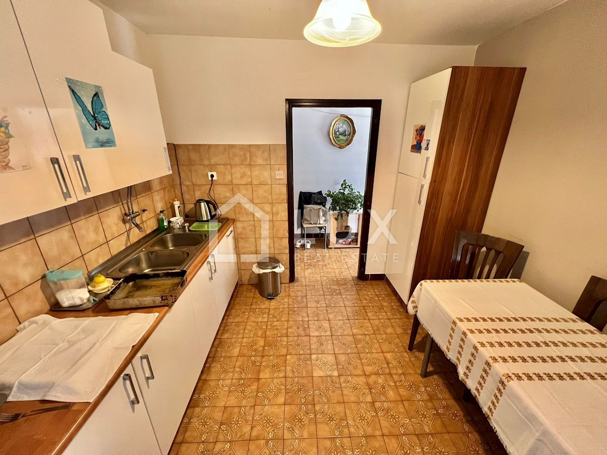 CRIKVENICA - hiša z dvema apartmajema in vrtom