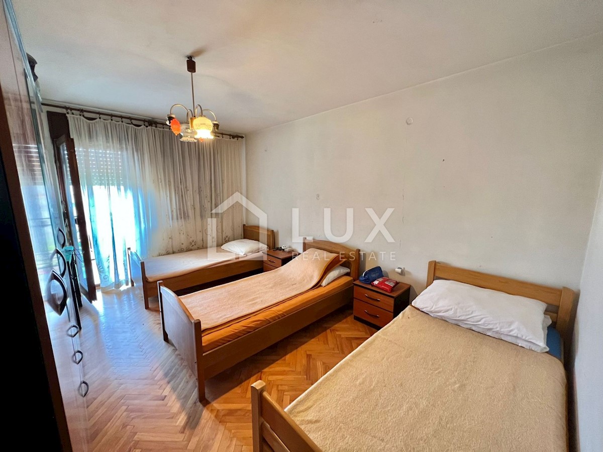 CRIKVENICA - hiša z dvema apartmajema in vrtom