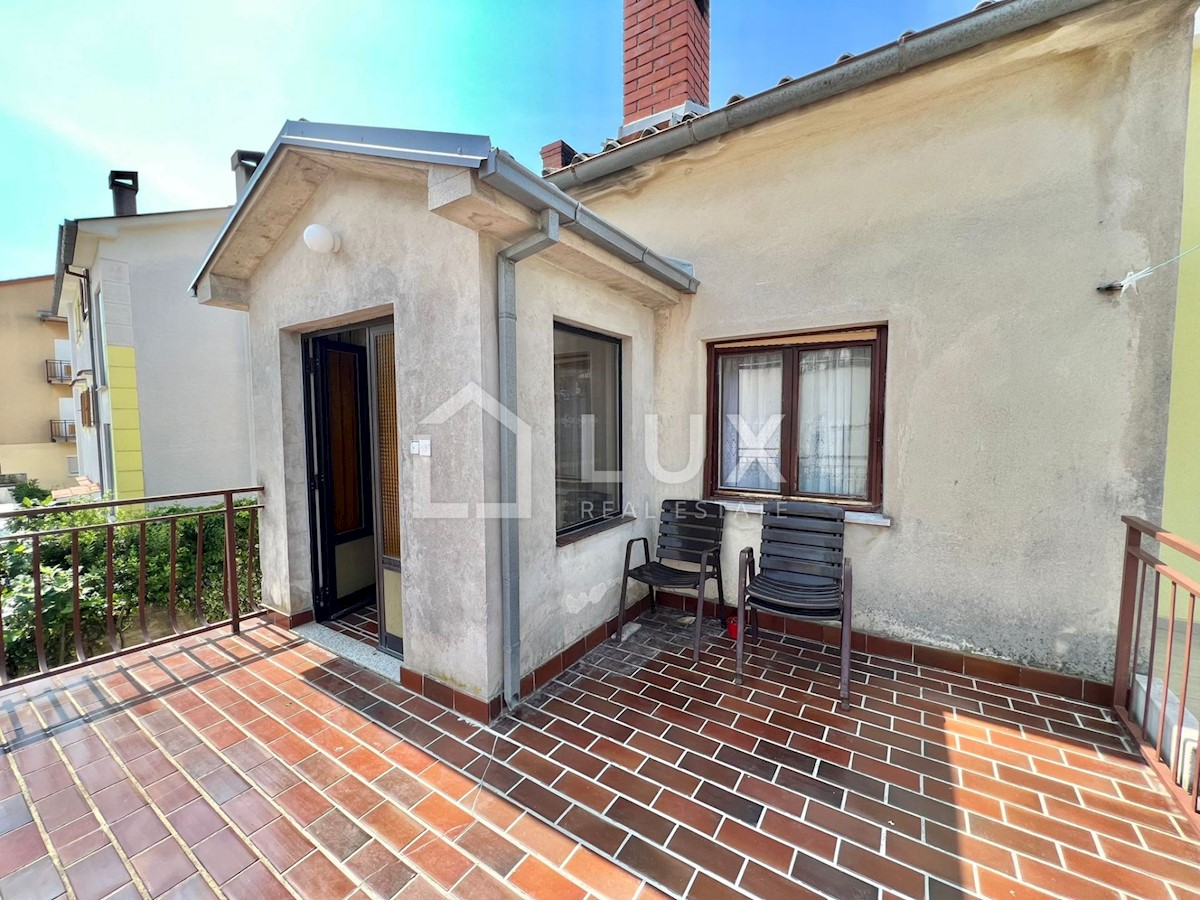 CRIKVENICA - hiša z dvema apartmajema in vrtom