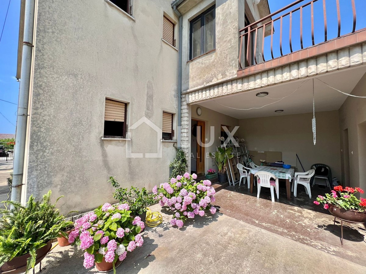 CRIKVENICA - hiša z dvema apartmajema in vrtom