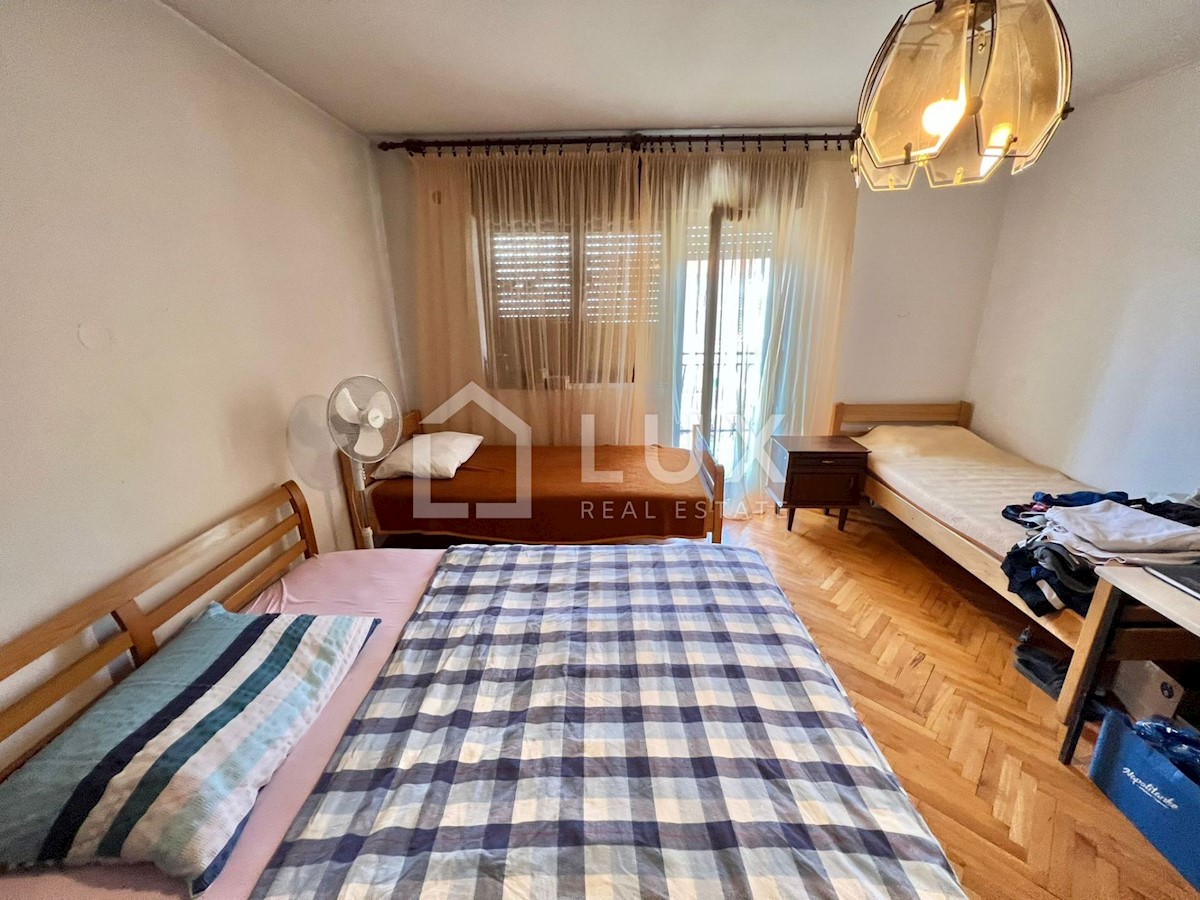 CRIKVENICA - hiša z dvema apartmajema in vrtom