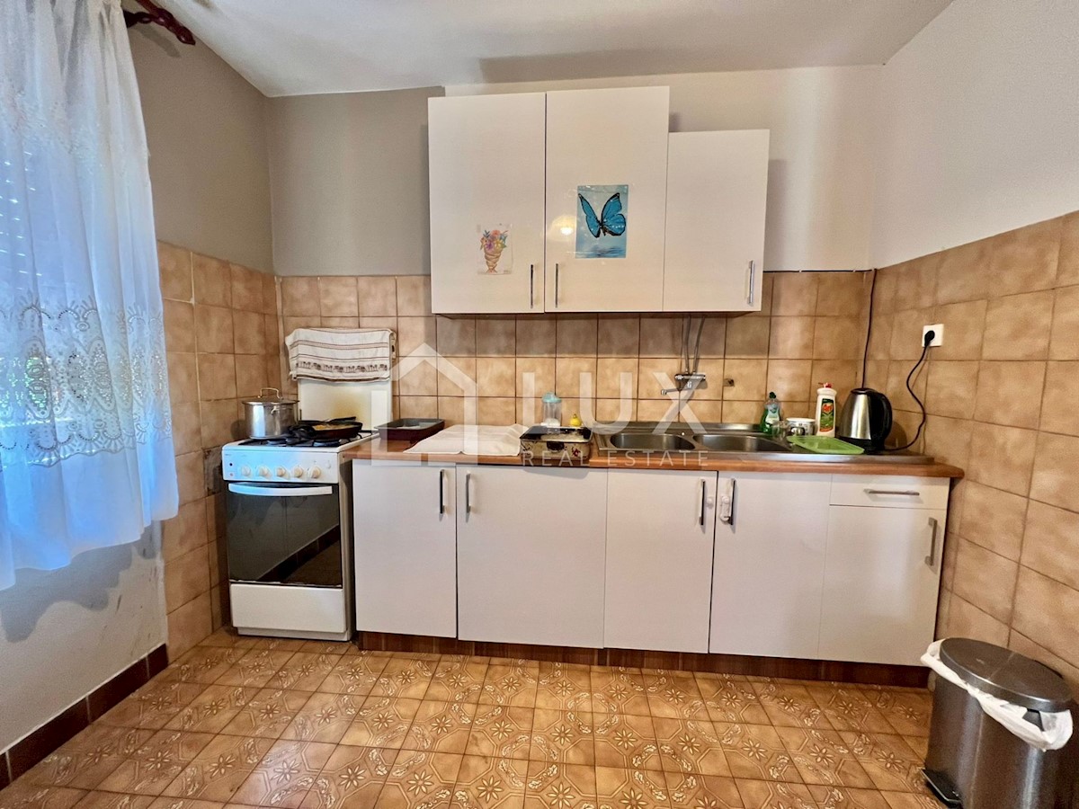 CRIKVENICA - hiša z dvema apartmajema in vrtom