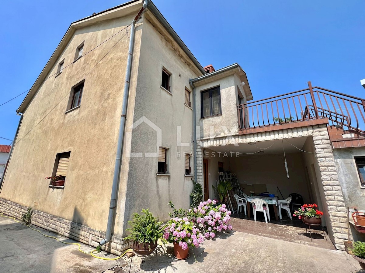 CRIKVENICA - hiša z dvema apartmajema in vrtom