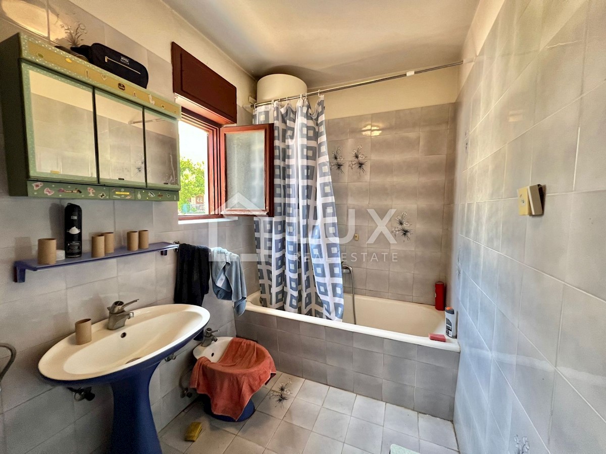 CRIKVENICA - hiša z dvema apartmajema in vrtom
