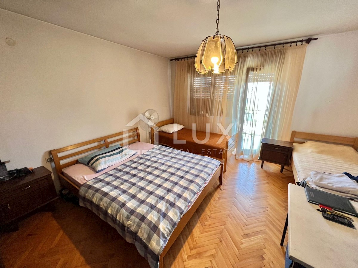 CRIKVENICA - hiša z dvema apartmajema in vrtom