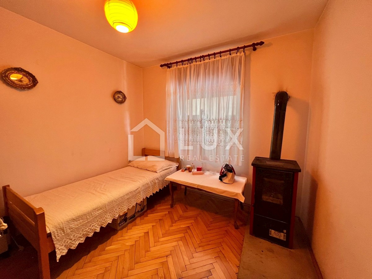 CRIKVENICA - hiša z dvema apartmajema in vrtom