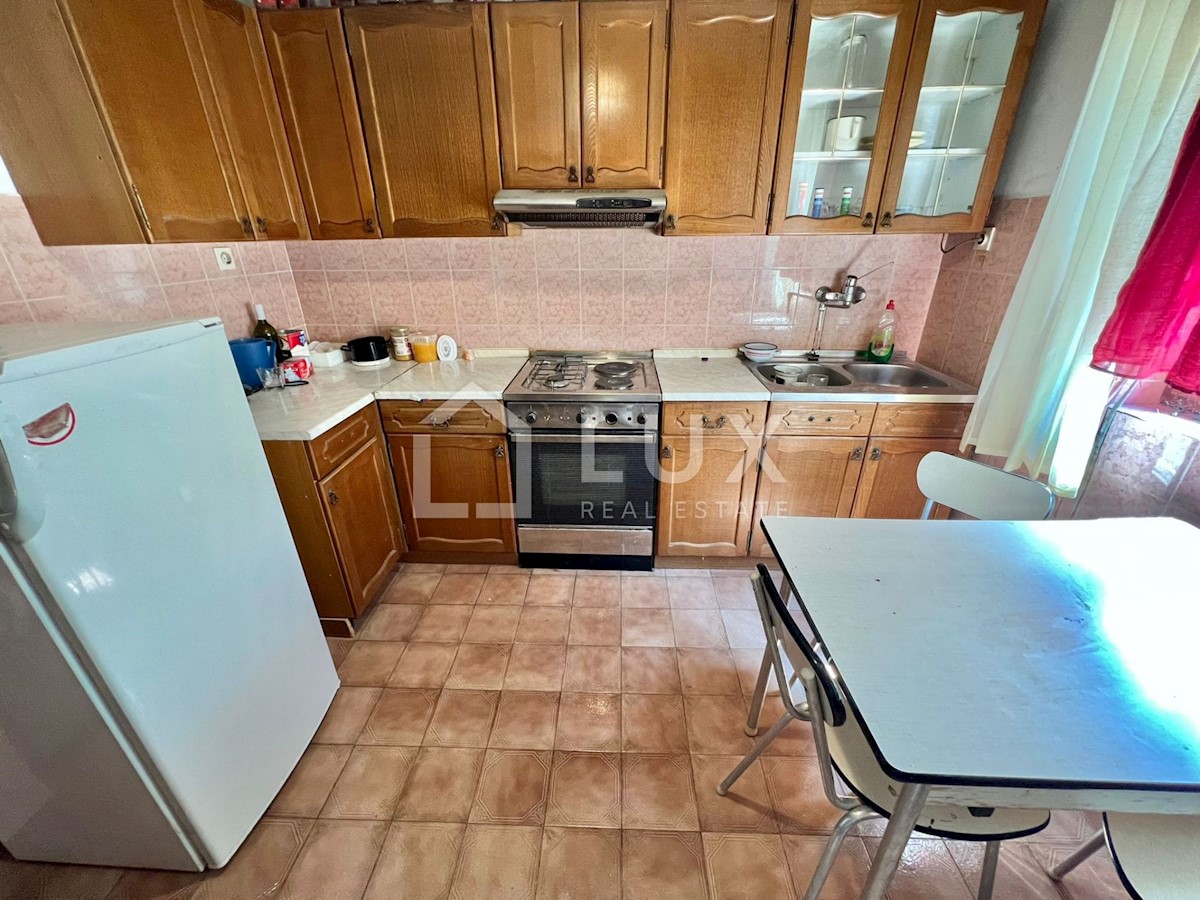 CRIKVENICA - hiša z dvema apartmajema in vrtom