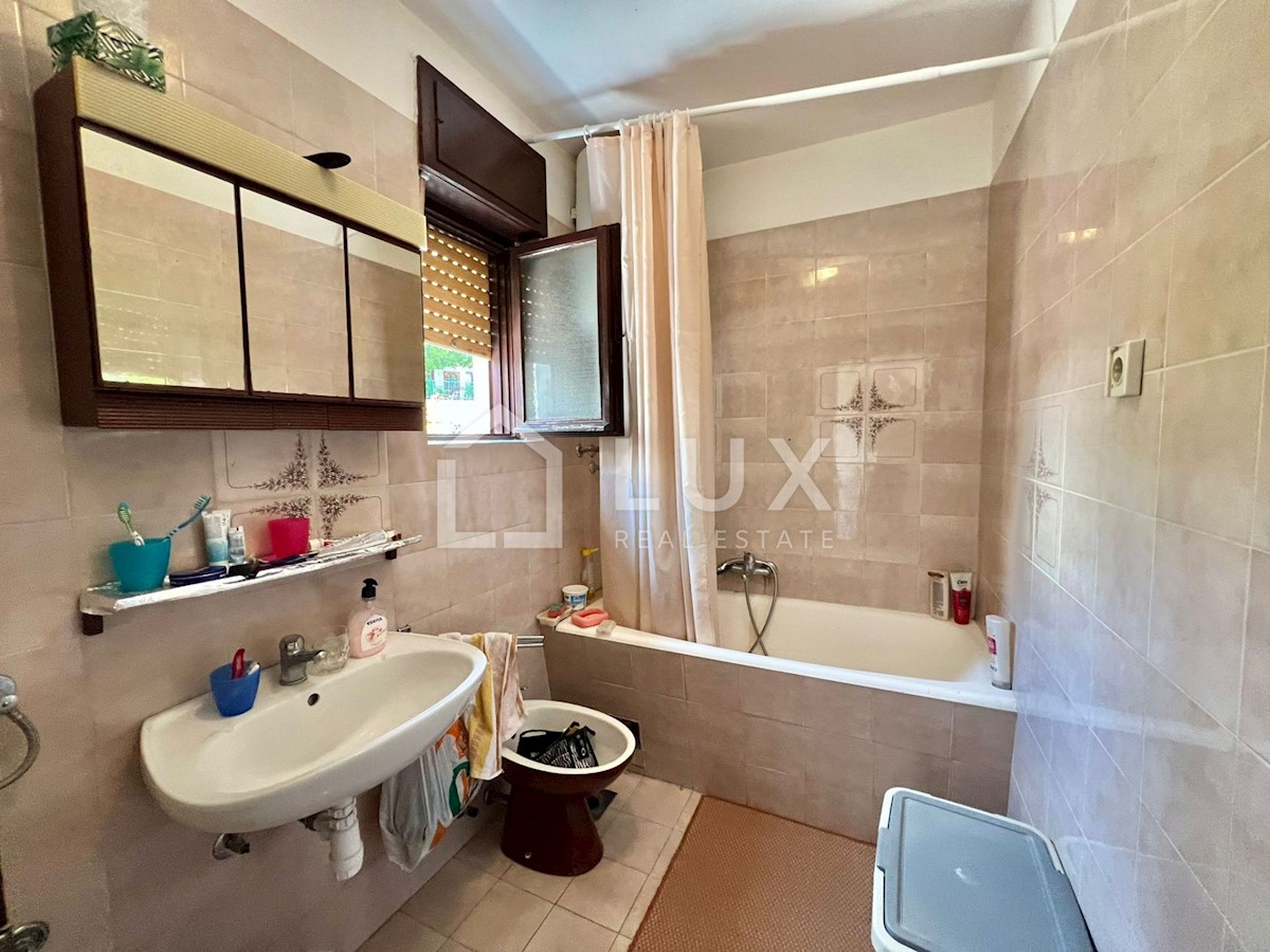 CRIKVENICA - hiša z dvema apartmajema in vrtom